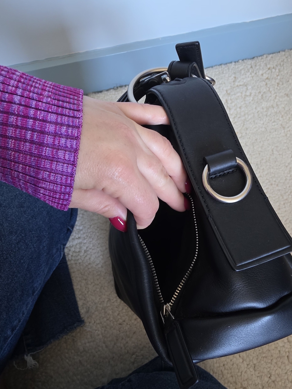 Marc Jacobs Black Leather Messenger Bag. Can't Fit The 13inch Laptop - Picture 4 of 13